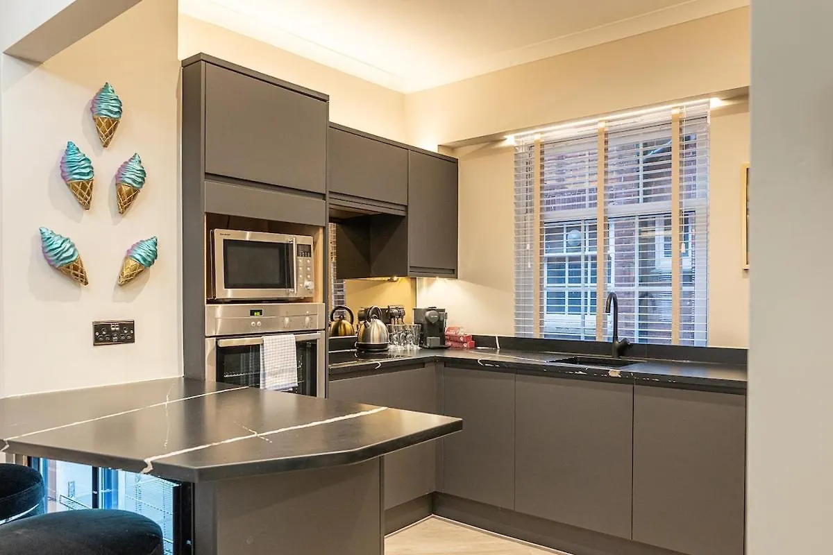 Luxury Penthouse In Cardiff City Centre Sleeps 14