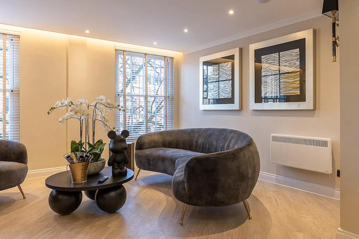 Luxury Penthouse In Cardiff City Centre Sleeps 14 0*,