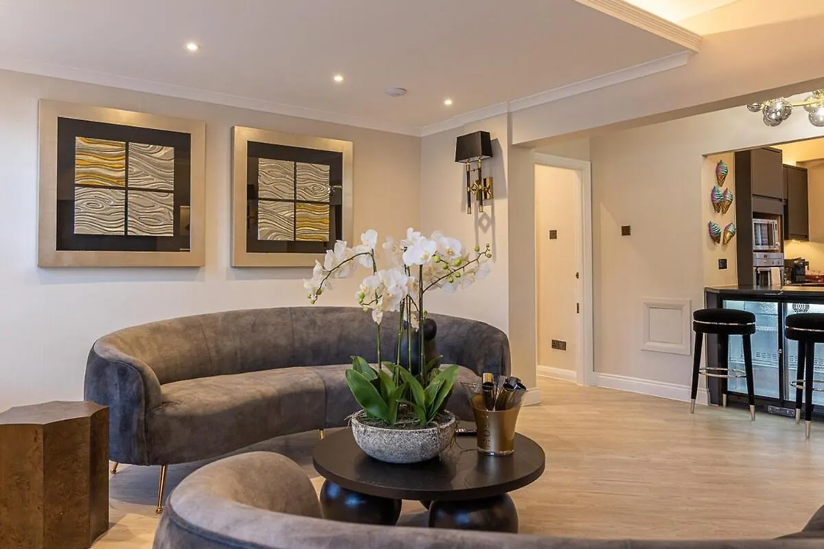 Apartment Luxury Penthouse In Cardiff City Centre Sleeps 14