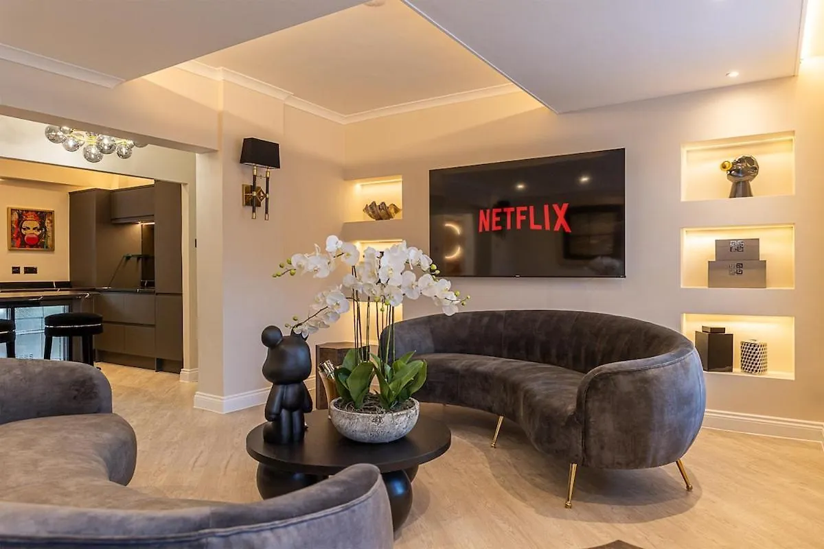 Luxury Penthouse In Cardiff City Centre Sleeps 14