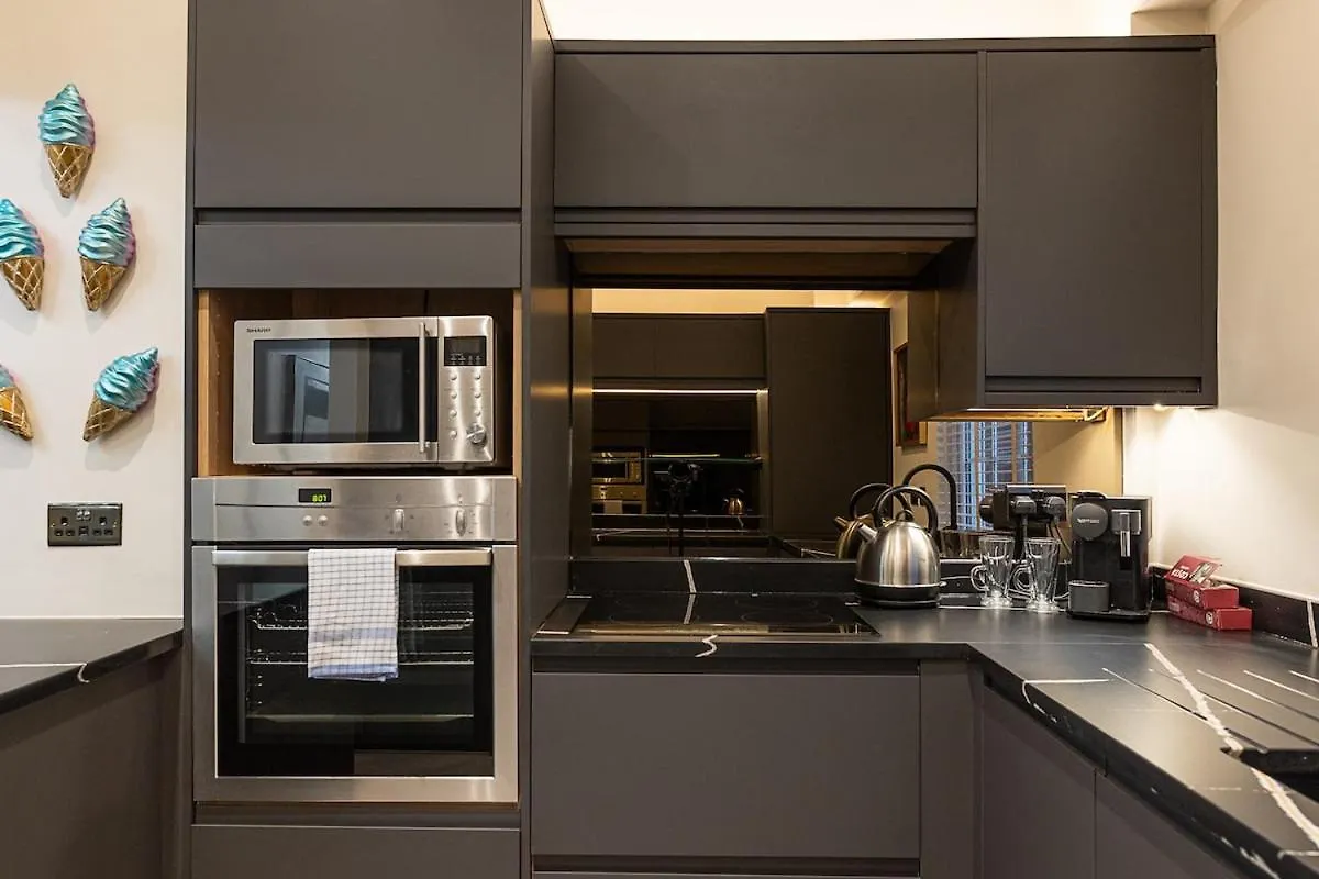 Luxury Penthouse In Cardiff City Centre Sleeps 14 0*,